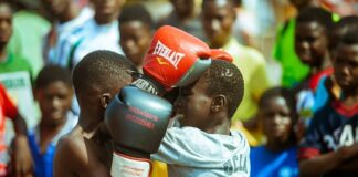 Jak zapakować cukierki w celofan?