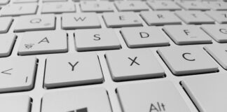 Jak usunąć brud z gumy w pralce?