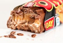 Jak się przykleja opłatek na tort?